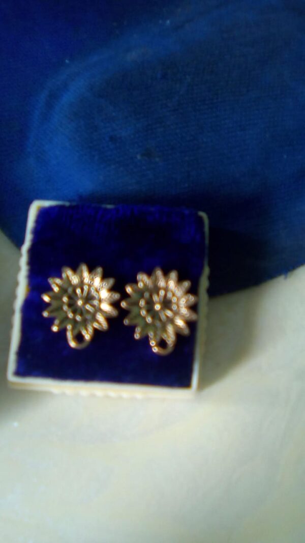 Flowers studs