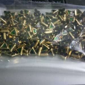 Framed kundans triangle 6mm green glass - 10 grams