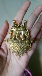 Antique gold elephant design pendant
