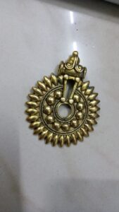Antique gold flower pendant round