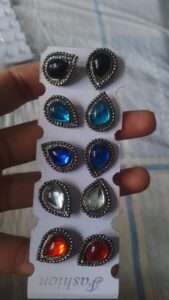 Black metal stud earrings with coloured kundan