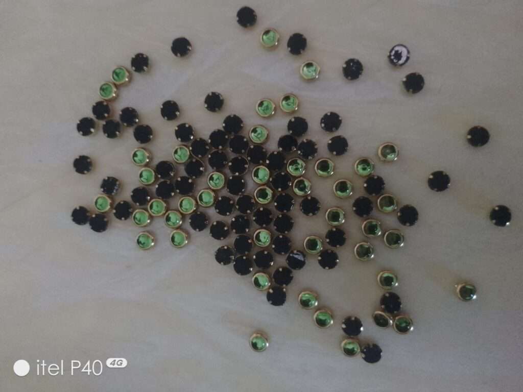 Framed kundans round 4mm light green 10g Glass Kundans