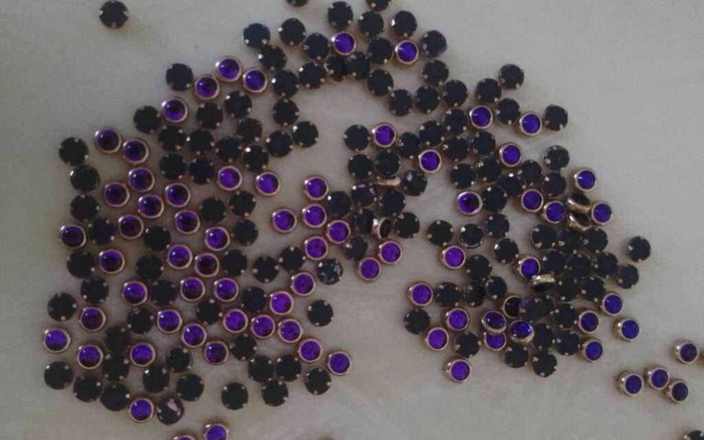 Framed kundans round 4mm purple 10g Glass Kundans