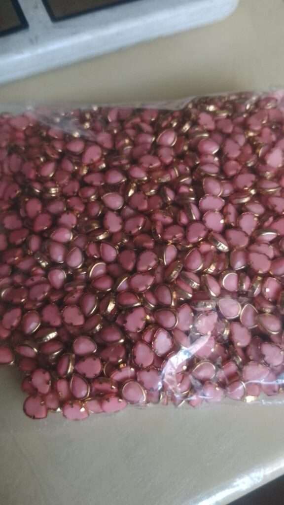 Framed flat kundans thilak shape peach 6mm – 10g