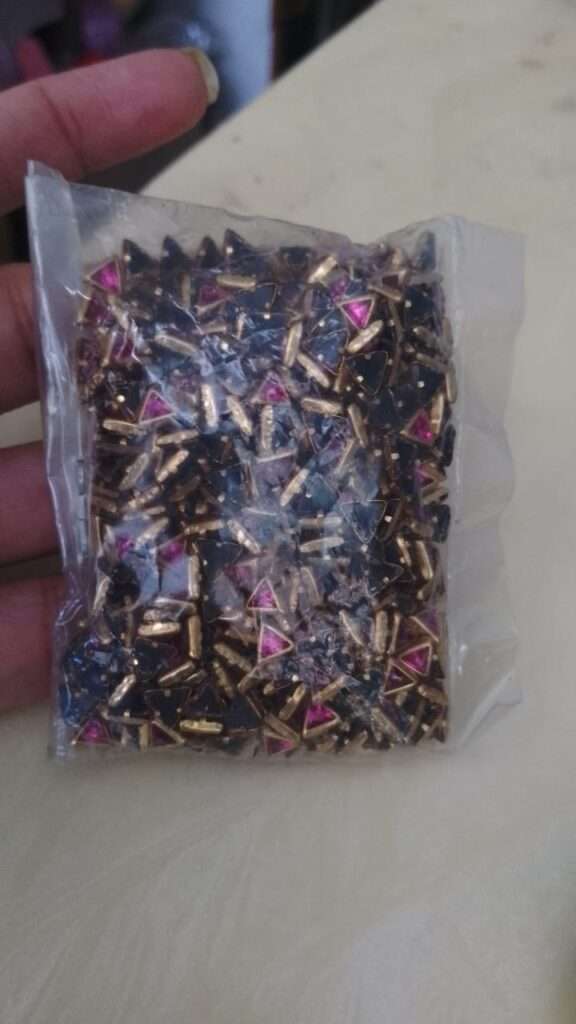 Framed Kundans triangle glass dark pink 10g