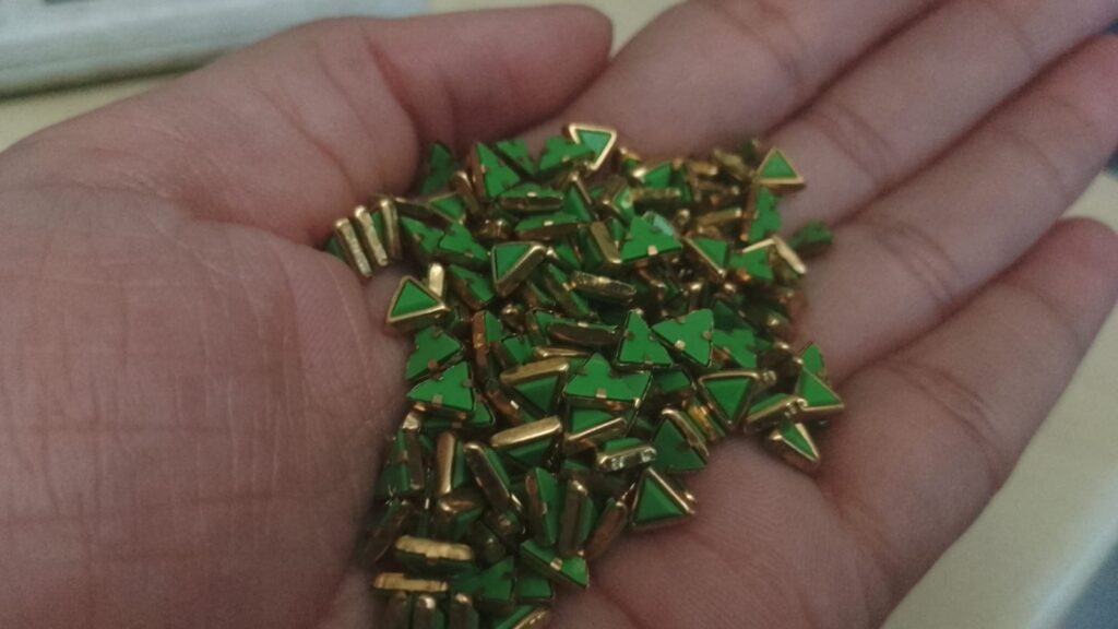 Framed kundans triangle 6mm green matt