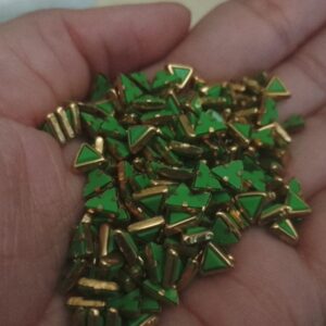 Framed kundans triangle 6mm green matt