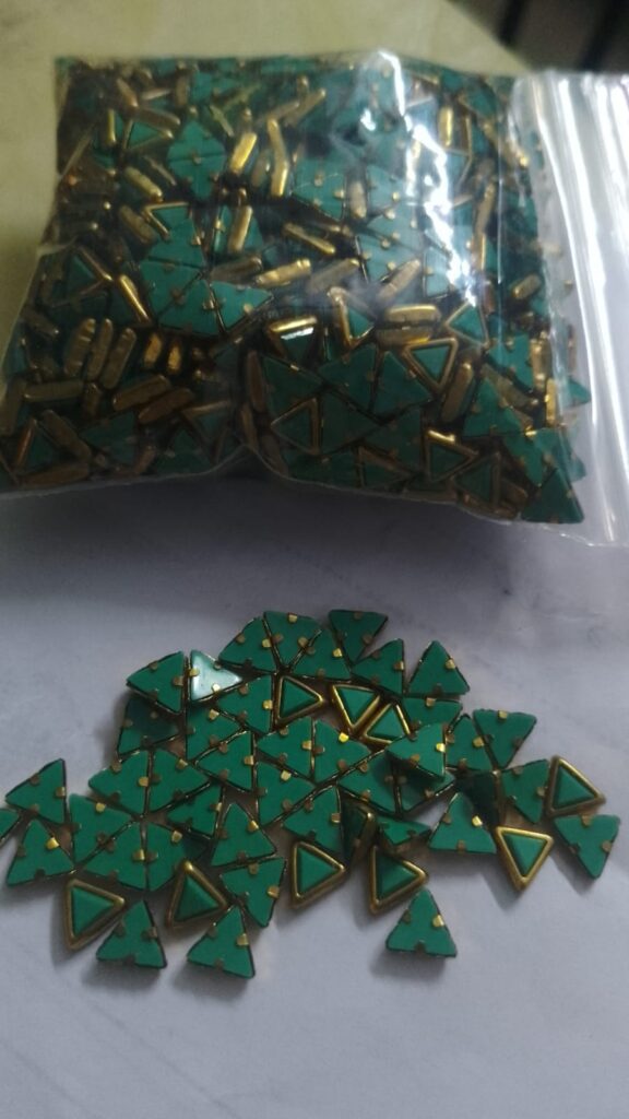 Green triangle kundans 50g