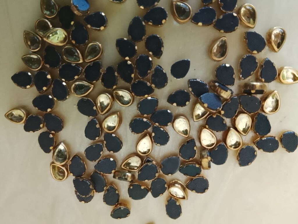 Yellow thilak shape glass kundans 6mm