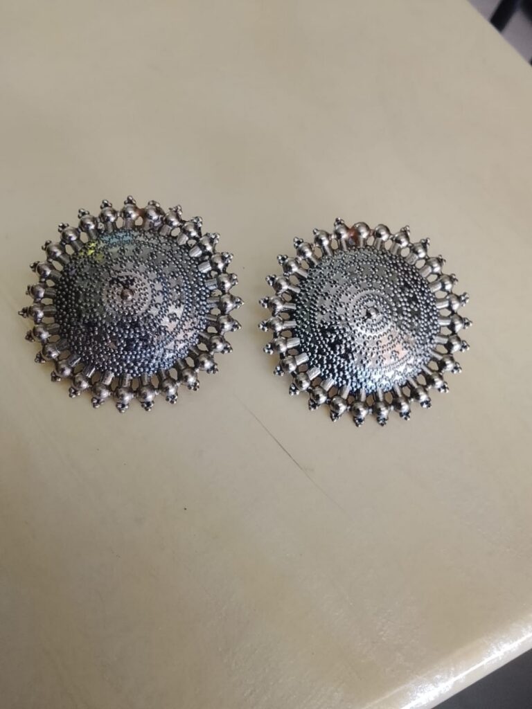 Silver studs round big